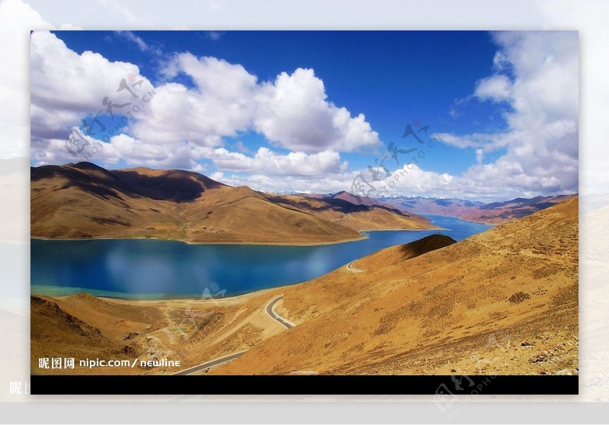 羊卓雍湖和遠處峻峭的寧金抗沙峰图片