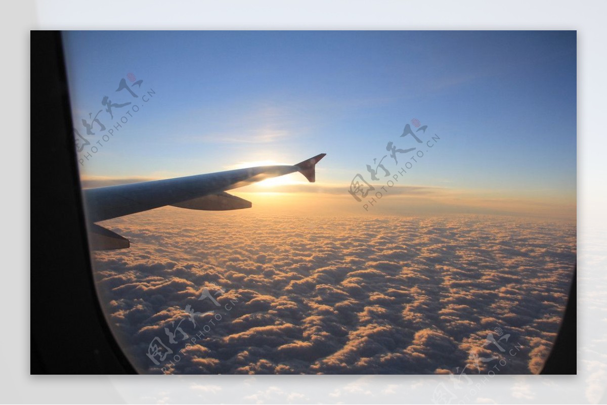 晚霞飞机云层图片
