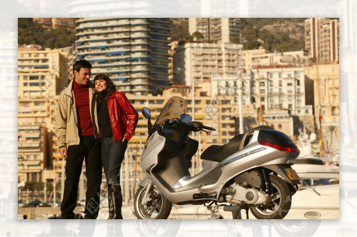 摩托车与情侣图片