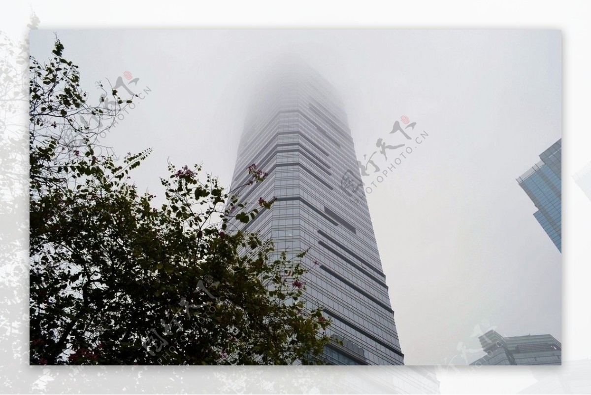 大雾中的广州万菱汇图片