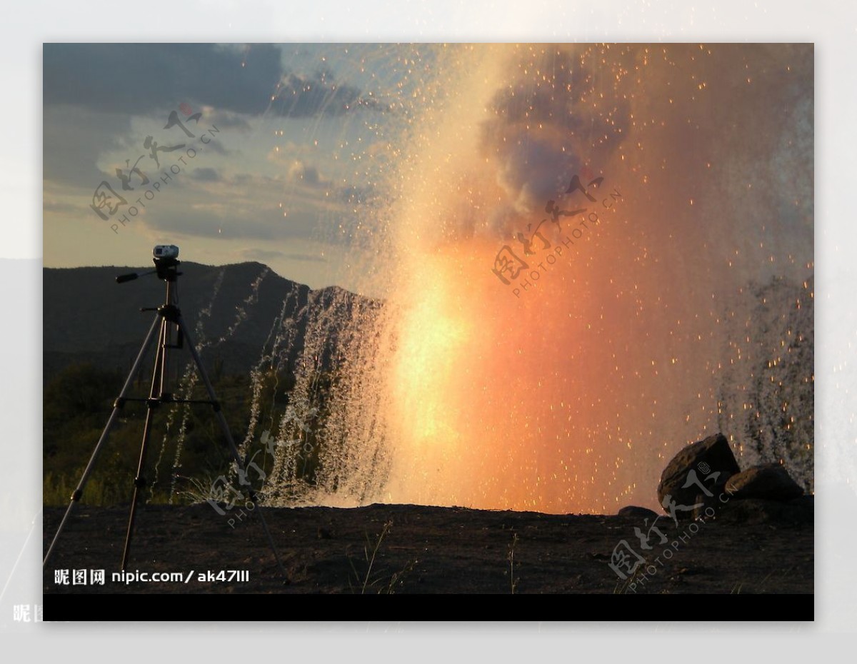 喷发的火山口图片