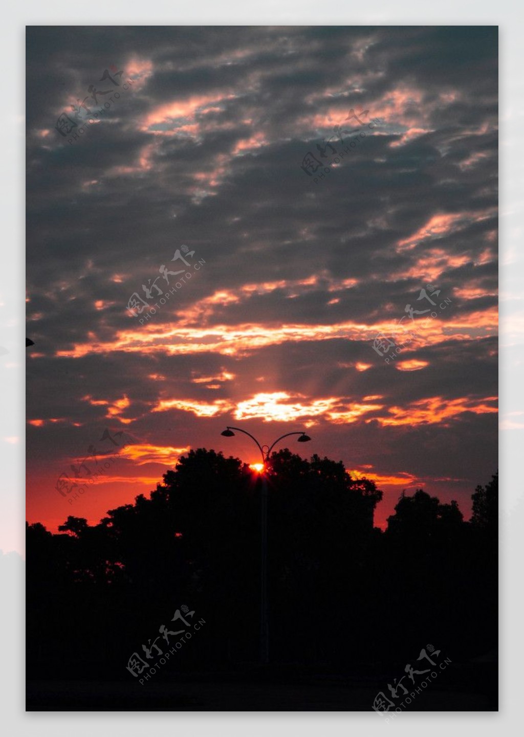 夕阳火烧云图片