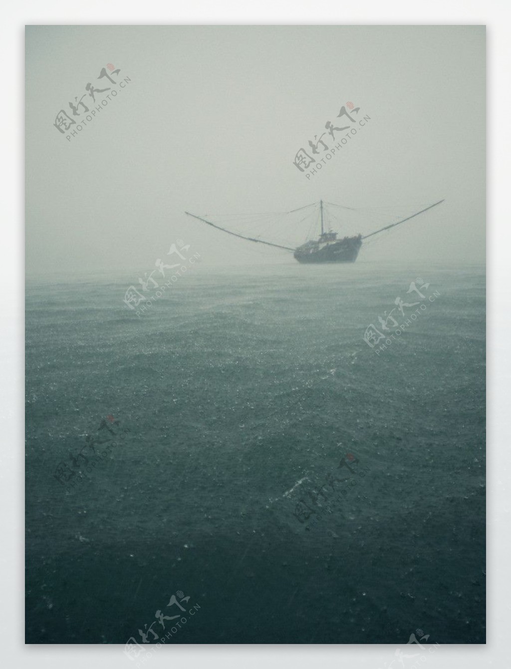 雨中的船图片