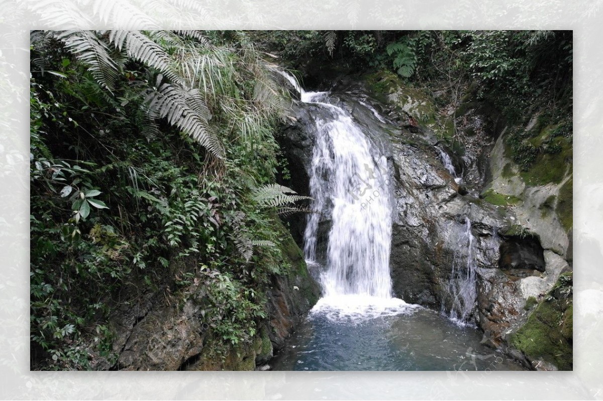 黑山谷溪流和水潭图片