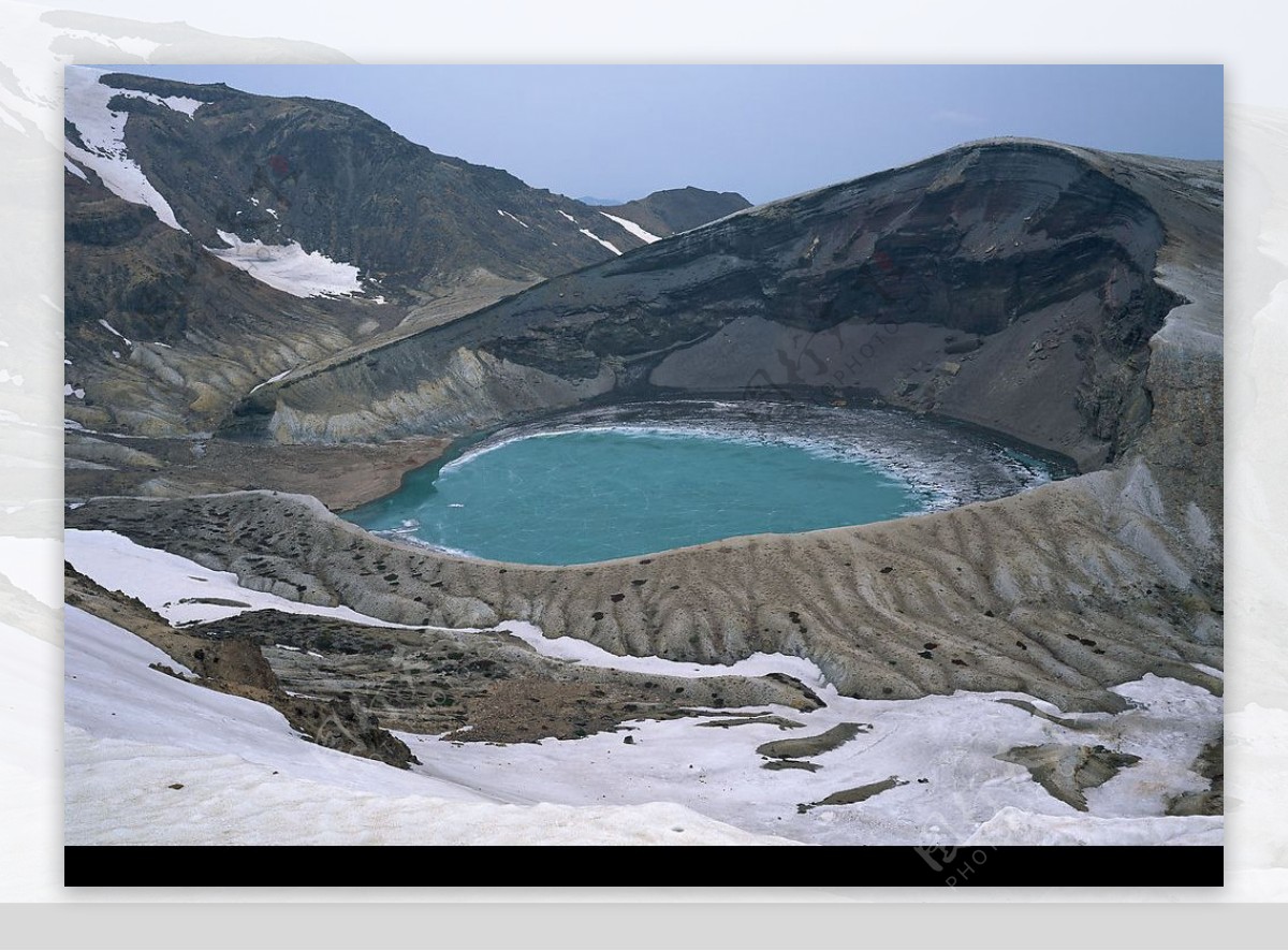 大山围绕湖水图片