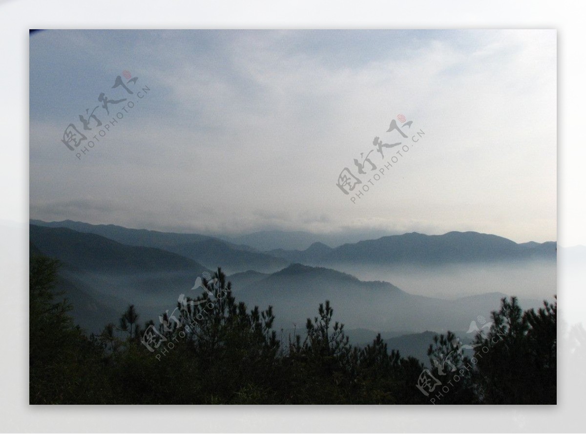 轻雾缭绕浙江天台山图片