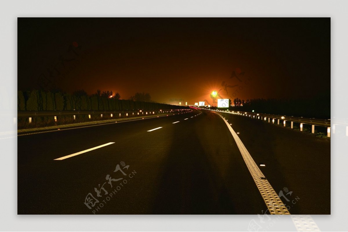 安静温馨的高速公路夜景图片
