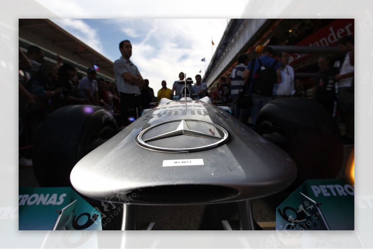 奔驰F1赛车巨型LOGO图片