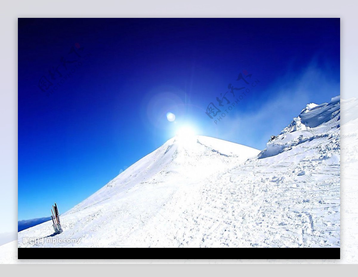 雪山顶上的阳光图片