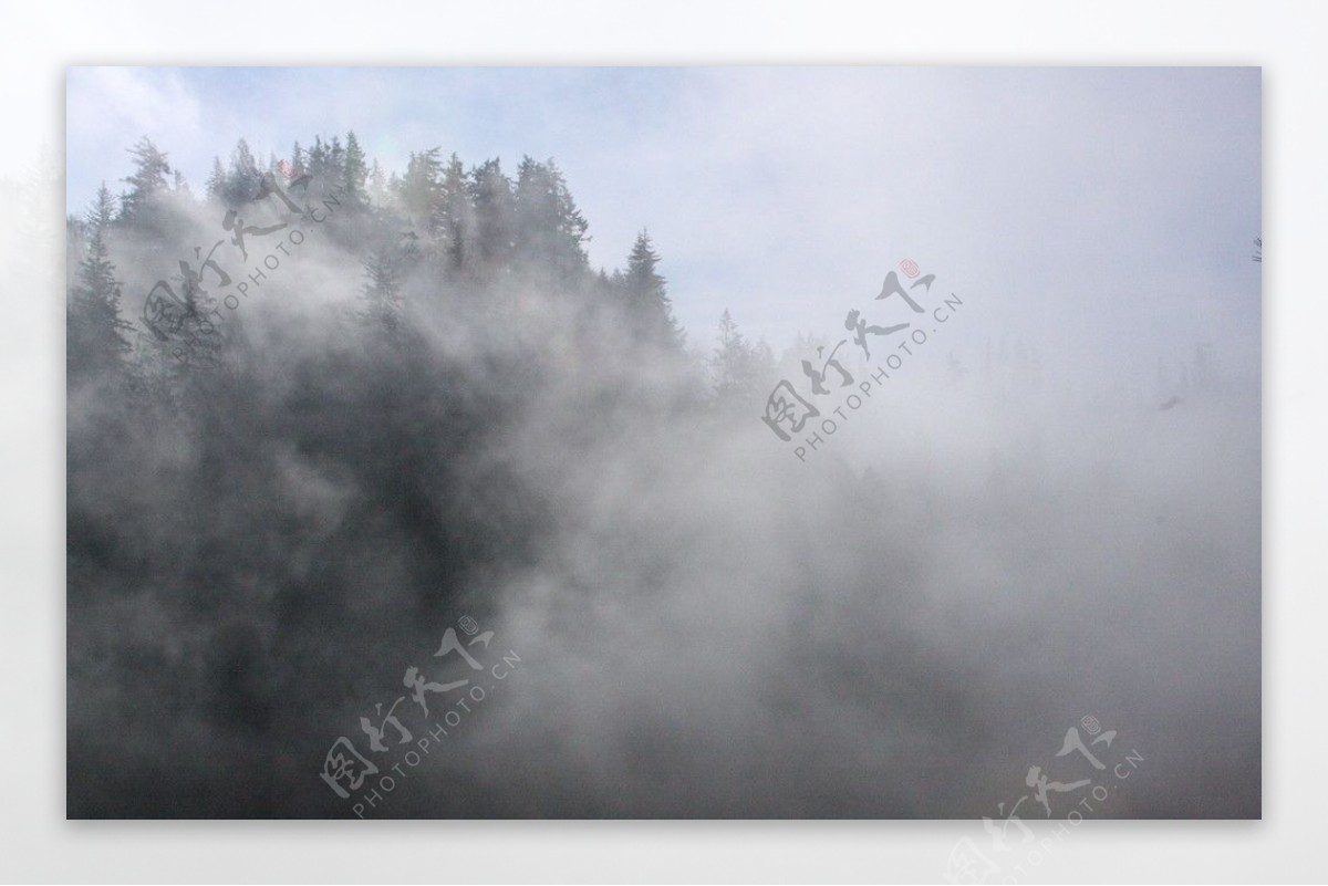 雾气缭绕的山峦图片