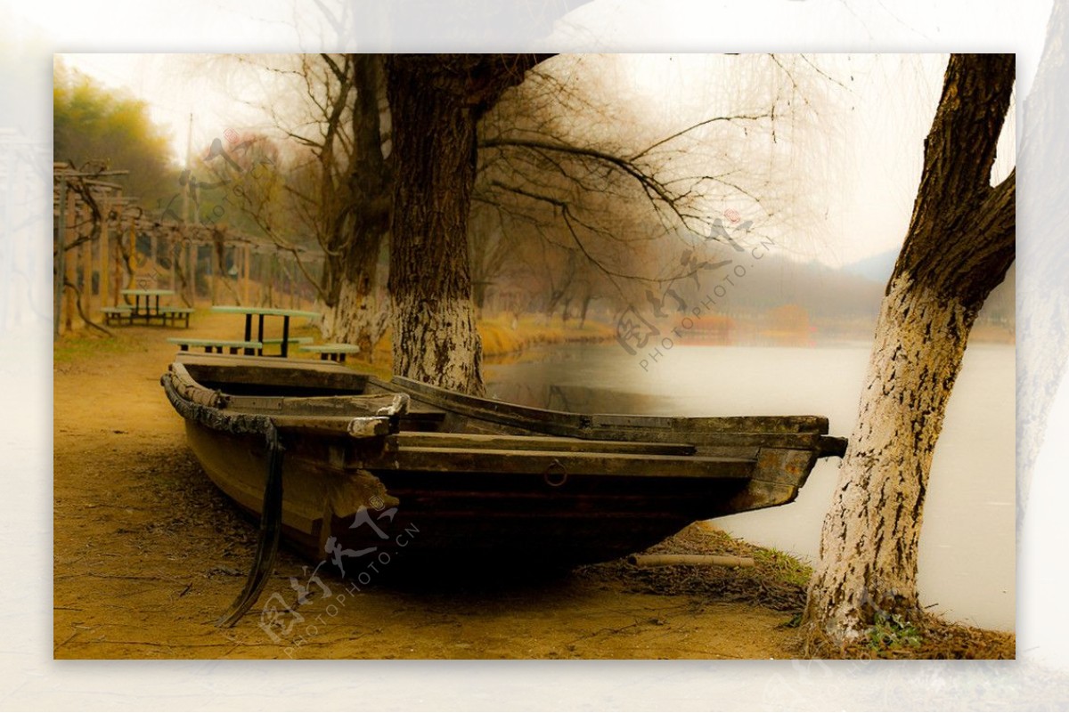 湖泊老旧船图片