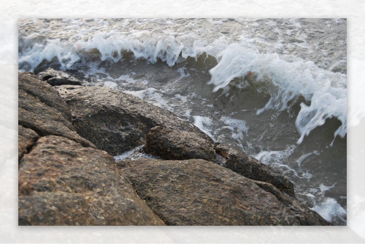 海浪拍打岩石图片