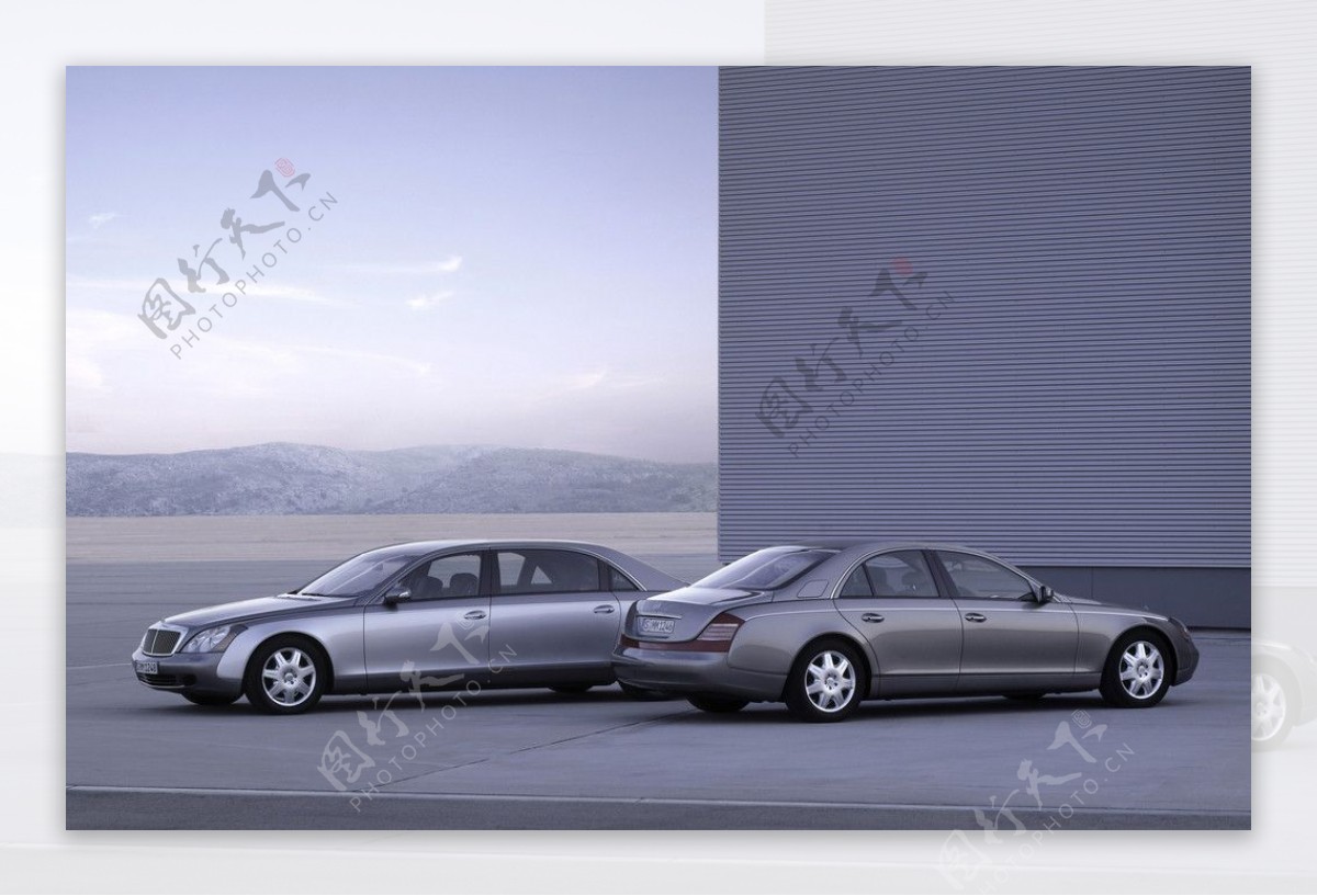 迈巴赫现代豪车双车拍摄图片