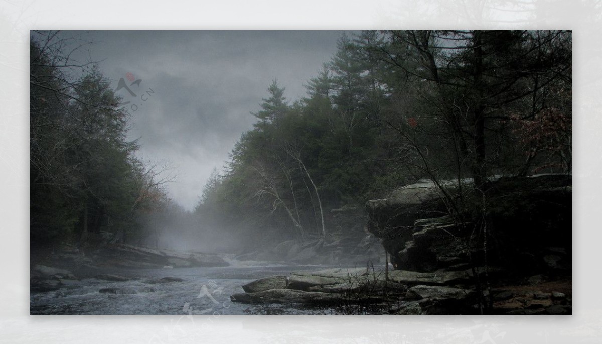 雾气缭绕的河流图片