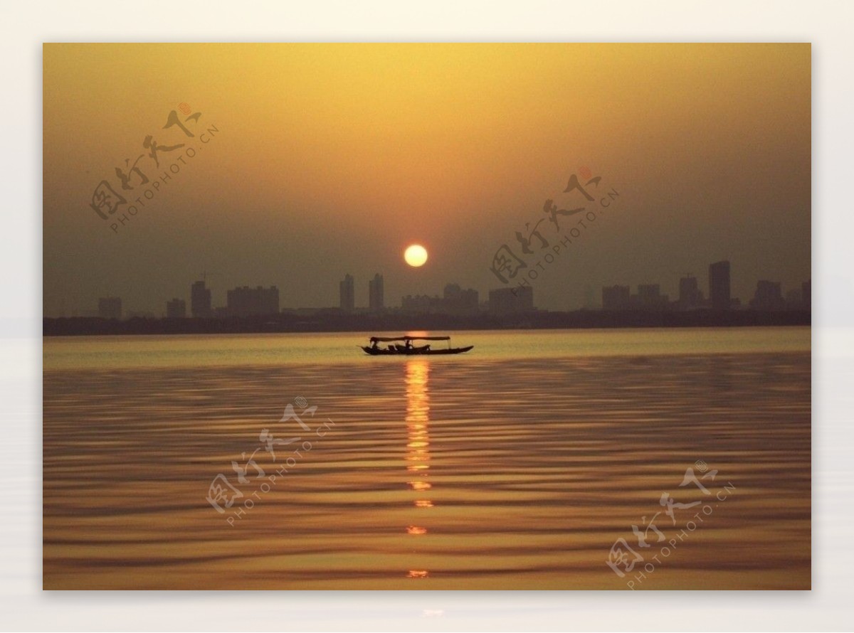 日落都市小船河边江边自然风光风景图片摄影图片