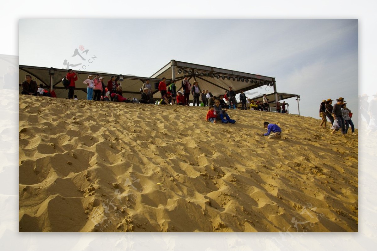 内蒙古响沙湾沙漠旅游景区的游人们图片
