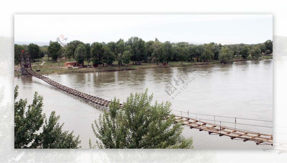 额尔齐斯河上吊桥图片