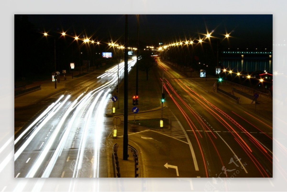 夜晚的马路灯管照明图片