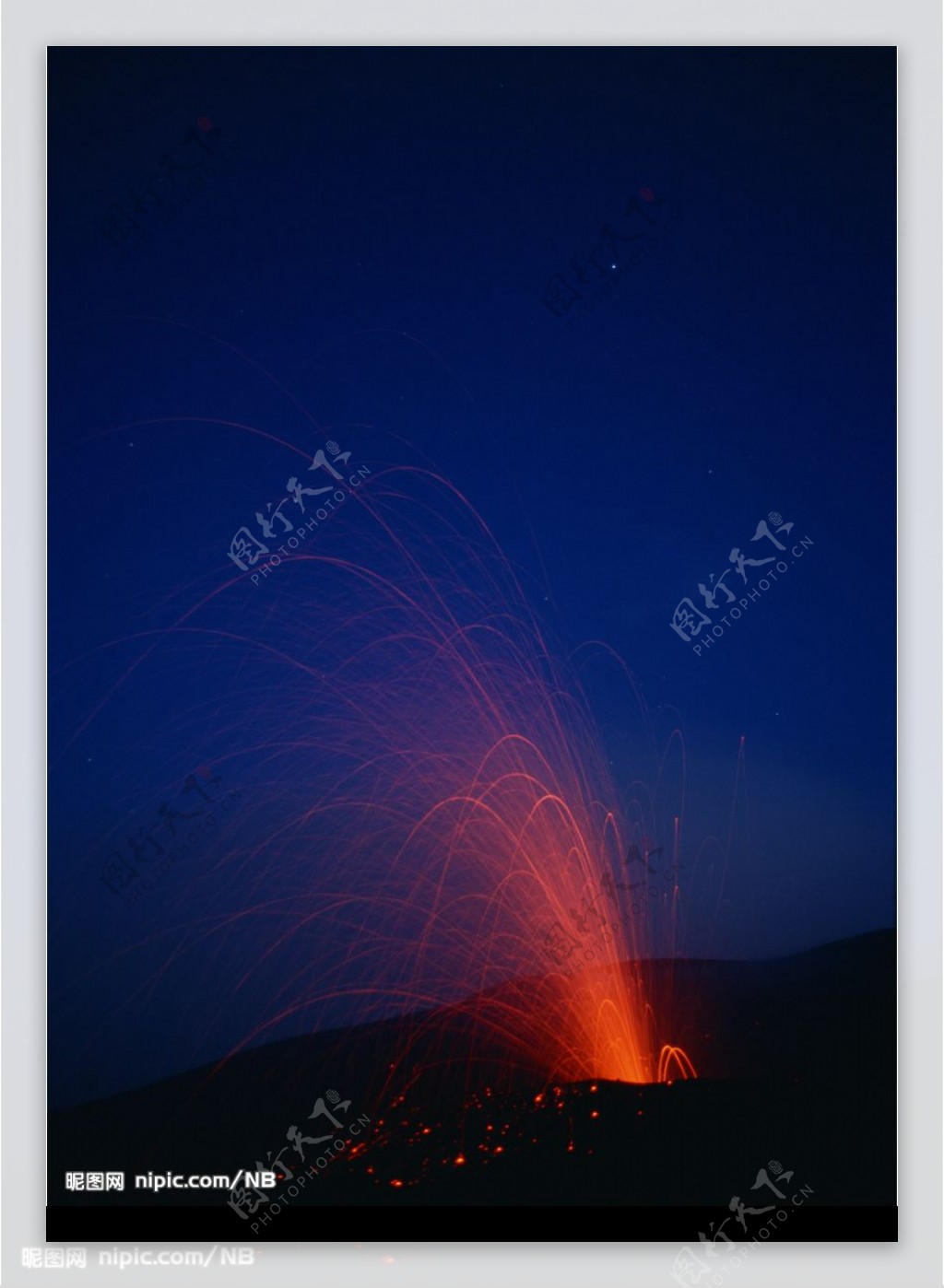 喷发的火山图片