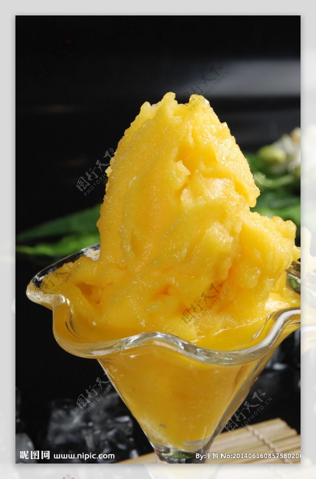 刨冰甜品芒果冰沙图片