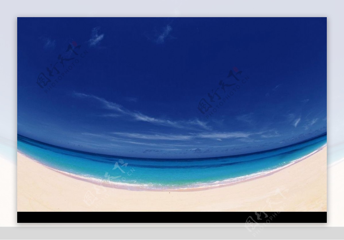 蓝色天空下白色沙滩图片