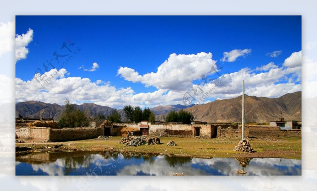 西藏山峦农舍蓝天白云图片