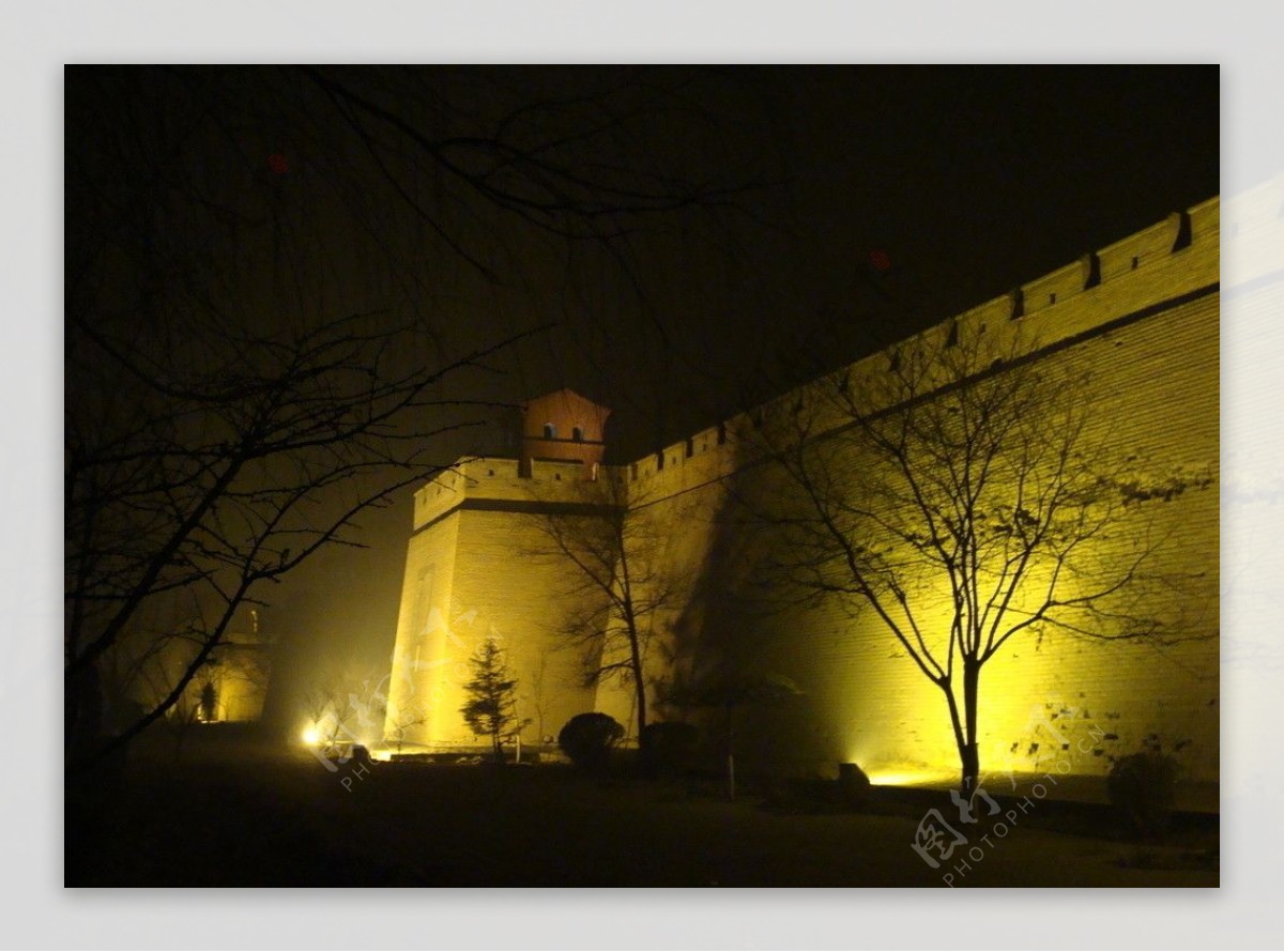 平遥古城城墙夜景图片