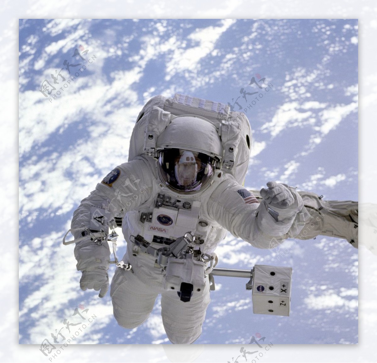 宇航员太空漂浮图片
