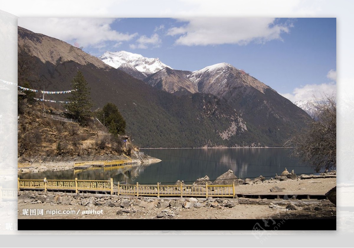 西藏美丽巴松措湖图片