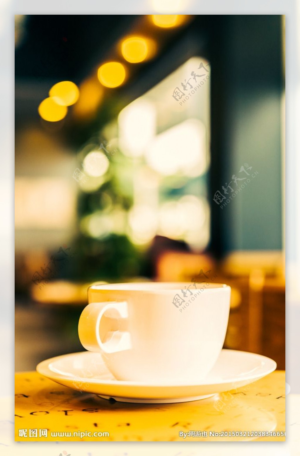 奶黄色咖啡杯图片