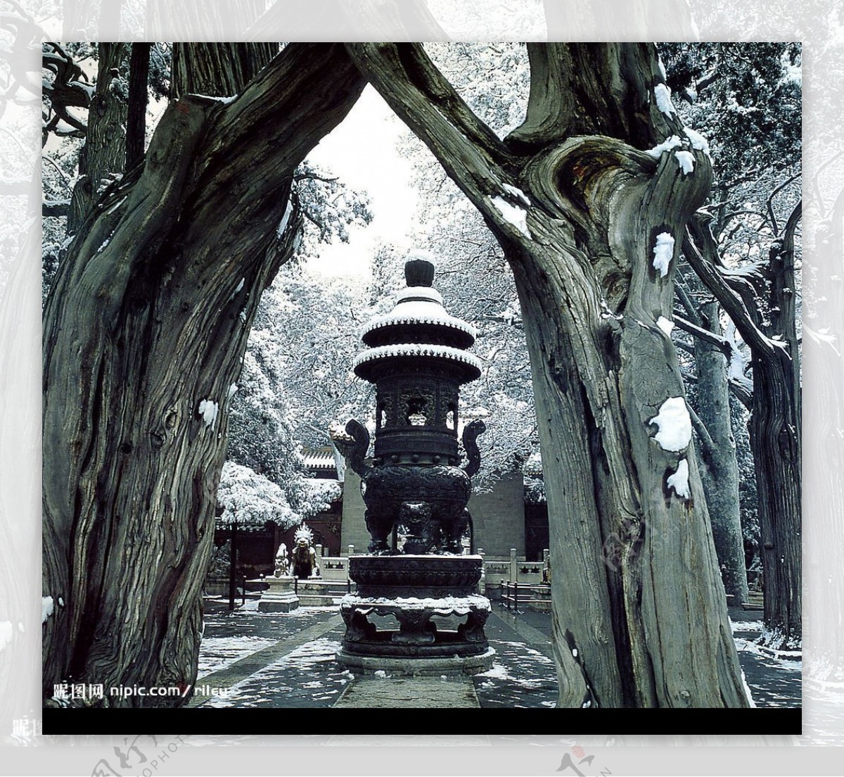 雪中寺庙香炉图片