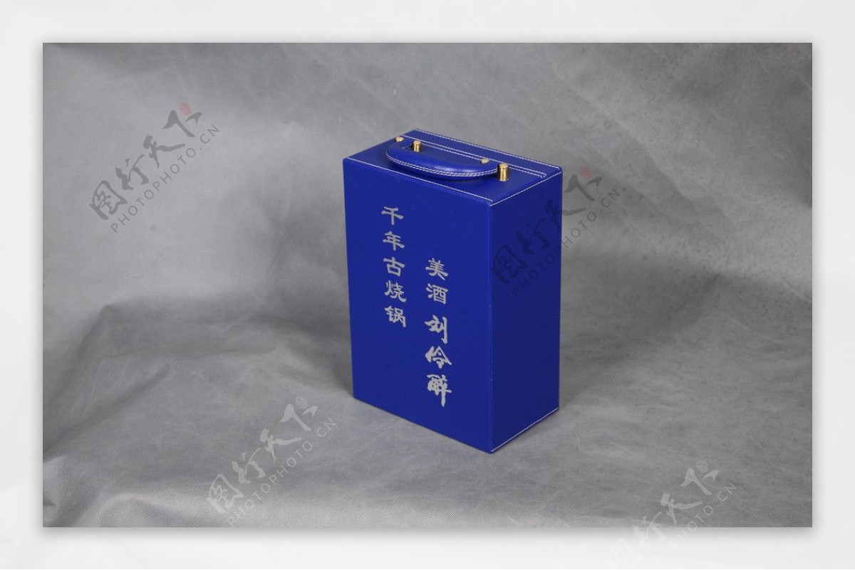 高档蓝色皮制酒盒外包装礼品盒图片