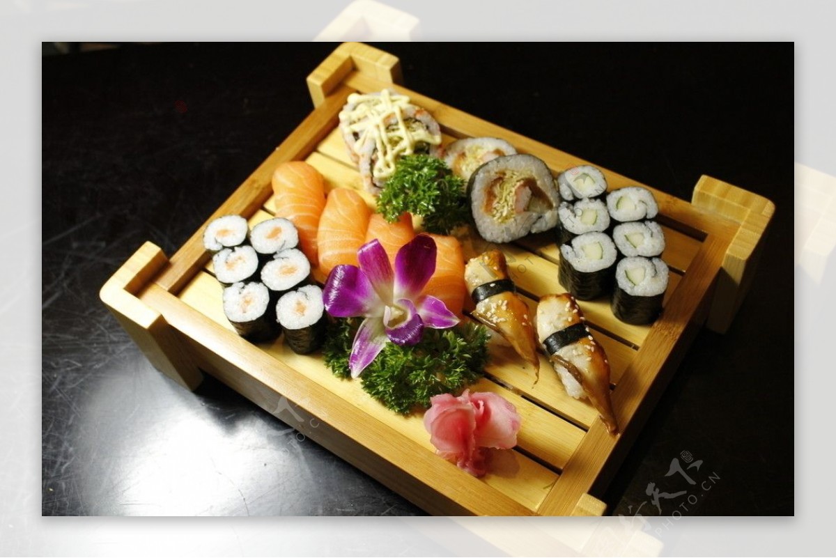 寿司拼盘中图片