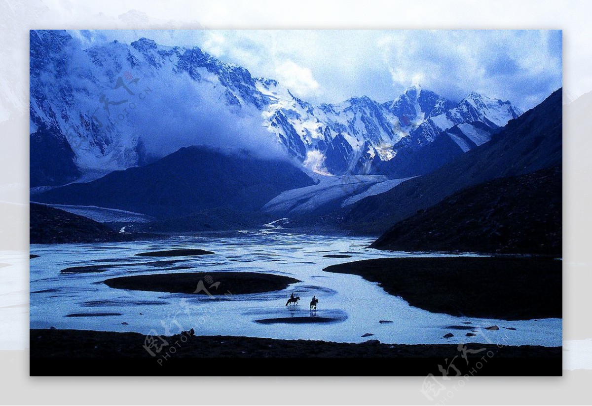 博格达峰冰川图片
