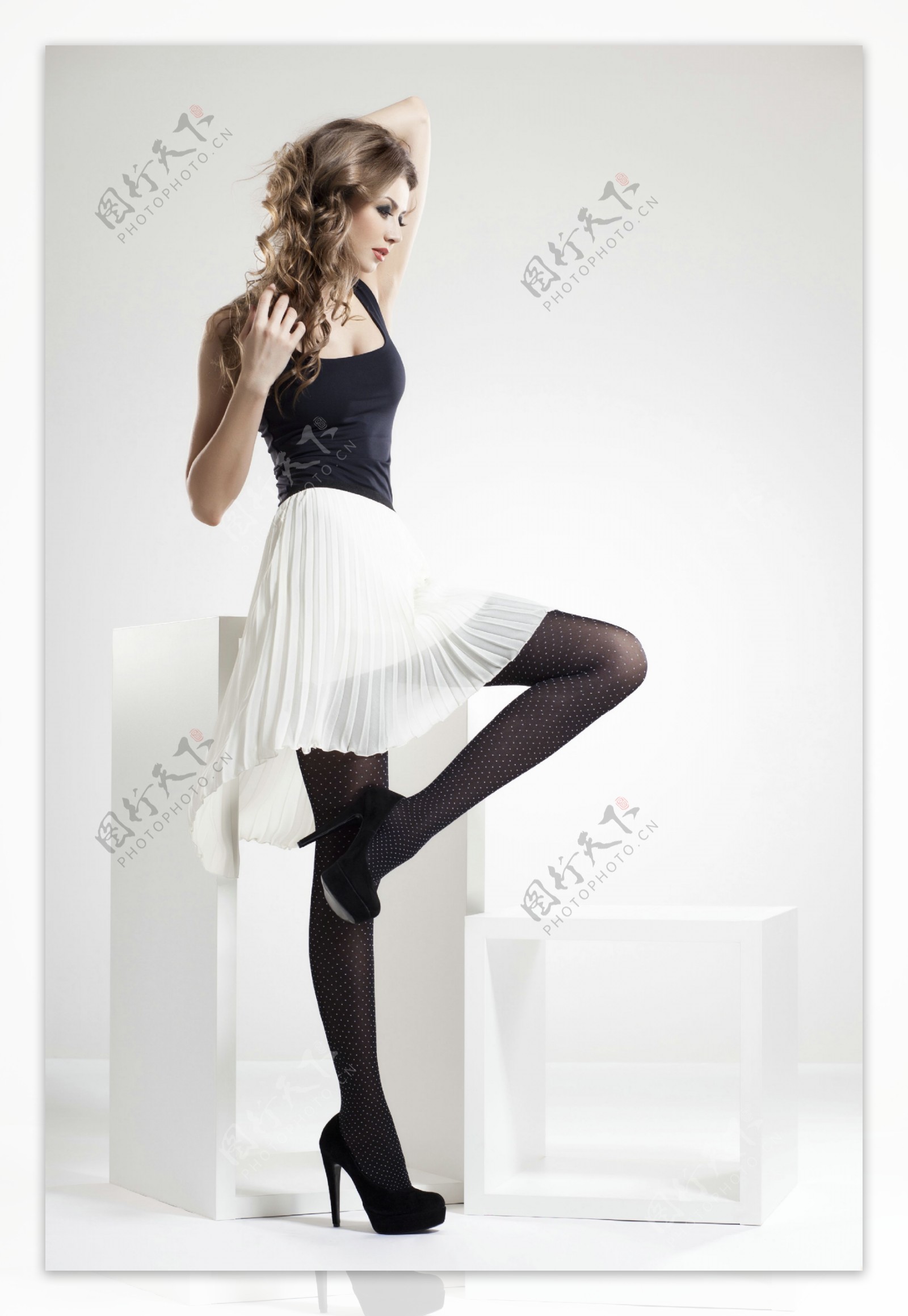 白裙高跟鞋丝袜美女图图片