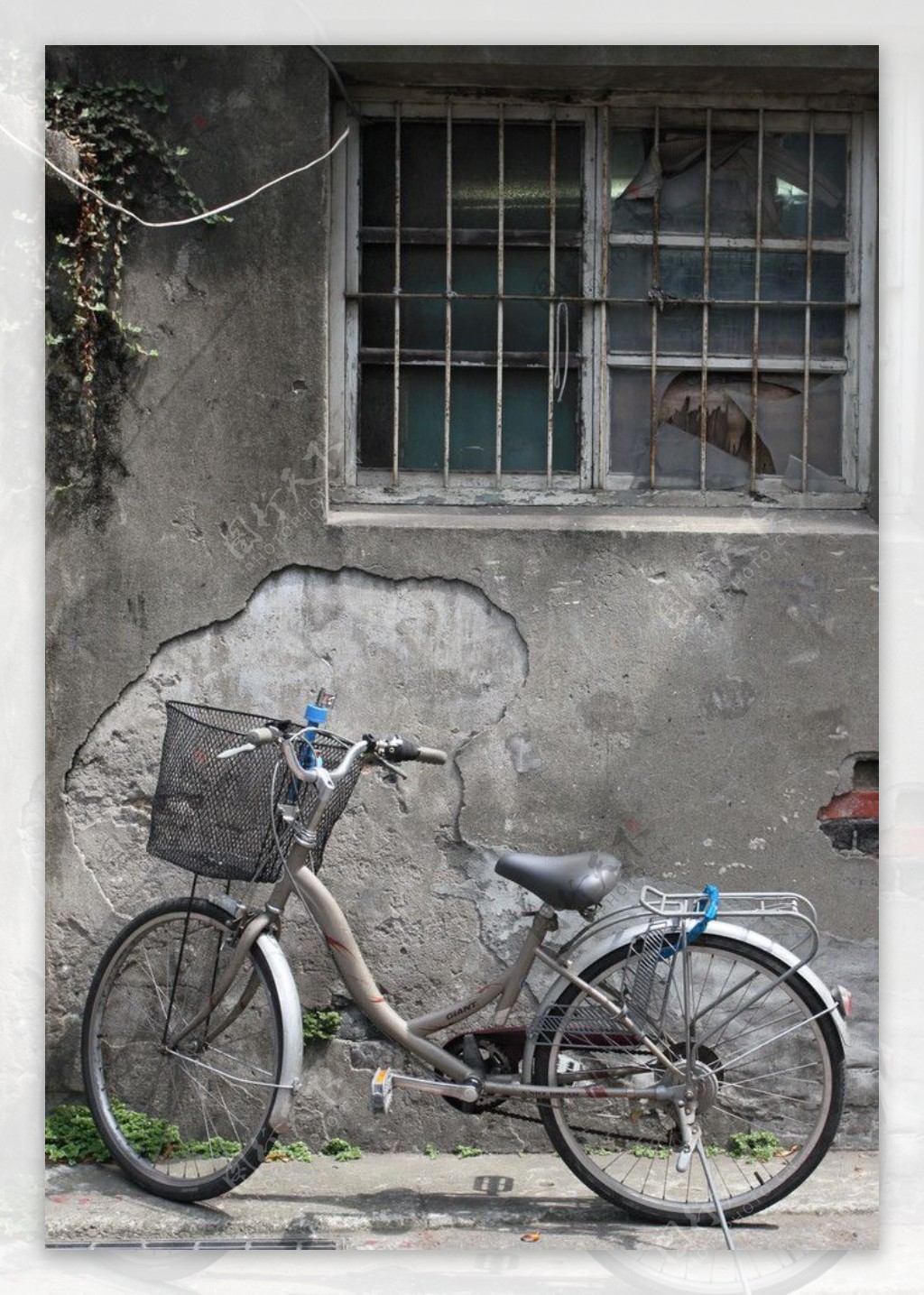放在墙角的旧自行车图片