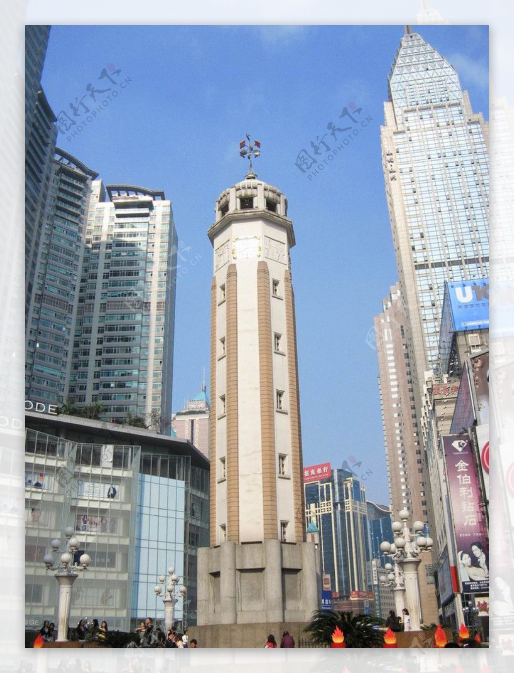 【携程攻略】重庆解放碑步行街景点,解放碑是重庆的市中心所以游客及当地人都很多，解放碑周围高楼林立，…