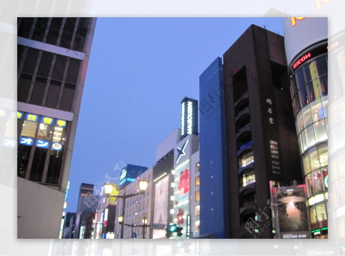 东京银座街头夜景图片
