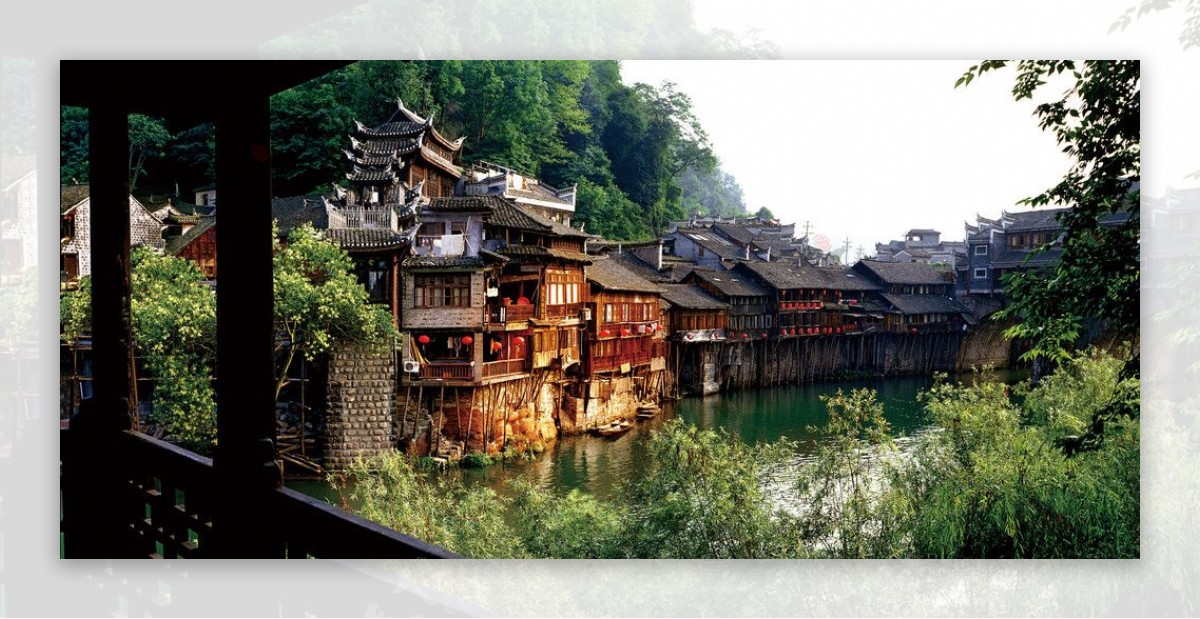 湘西凤凰沱江风景古城古建筑吊角楼青山绿水红桥沱江一角图片