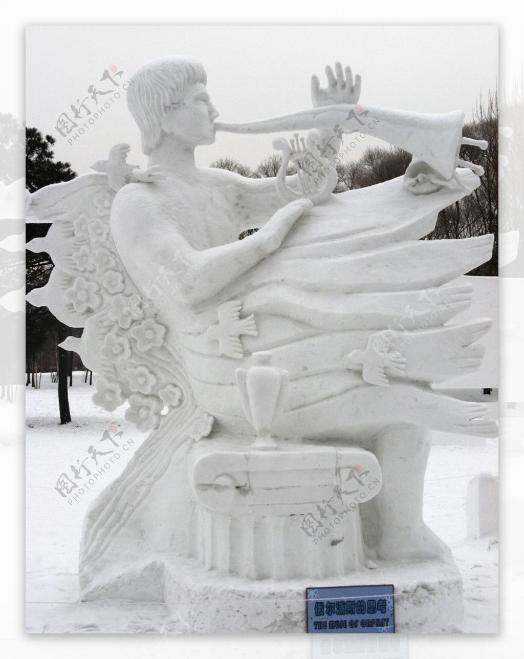 哈尔滨冰雪展雪雕俄尔浦斯的思考图片