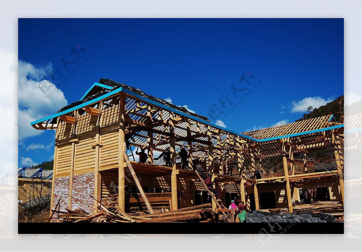 泸沽湖湖边正在建的木房子图片