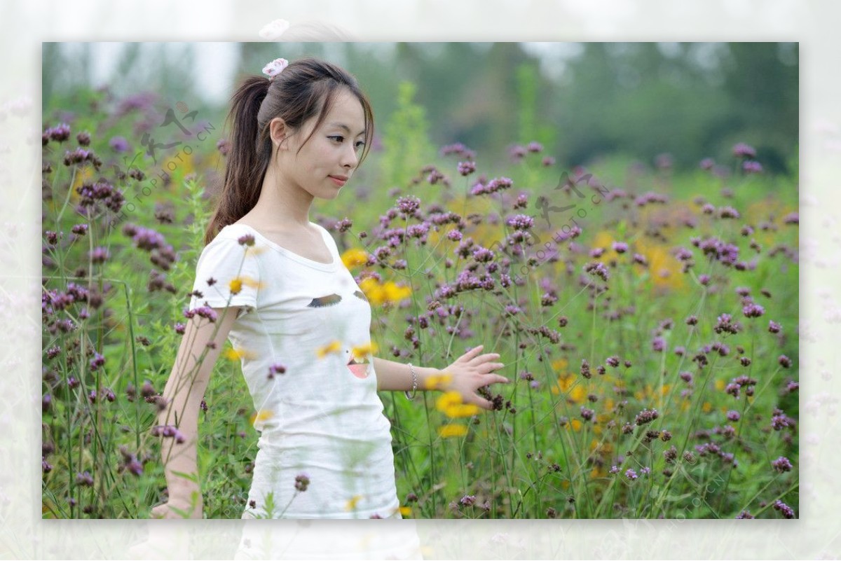 漫花境地的青春美女图片