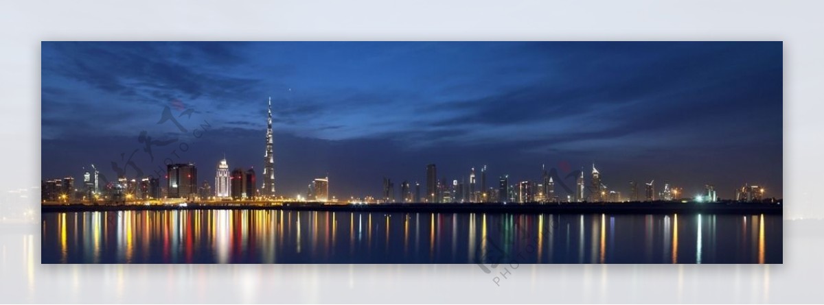迪拜海平面上城市夜景图片