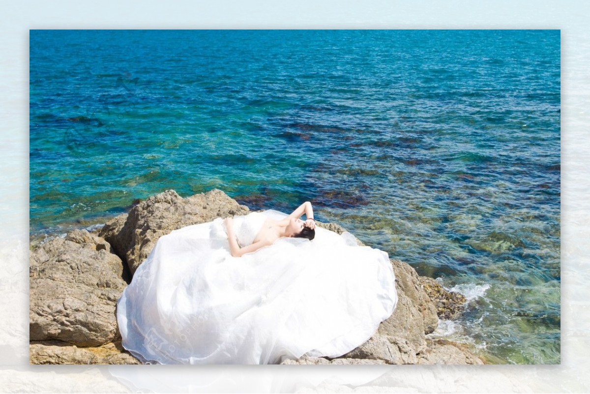 美女海边婚纱图片
