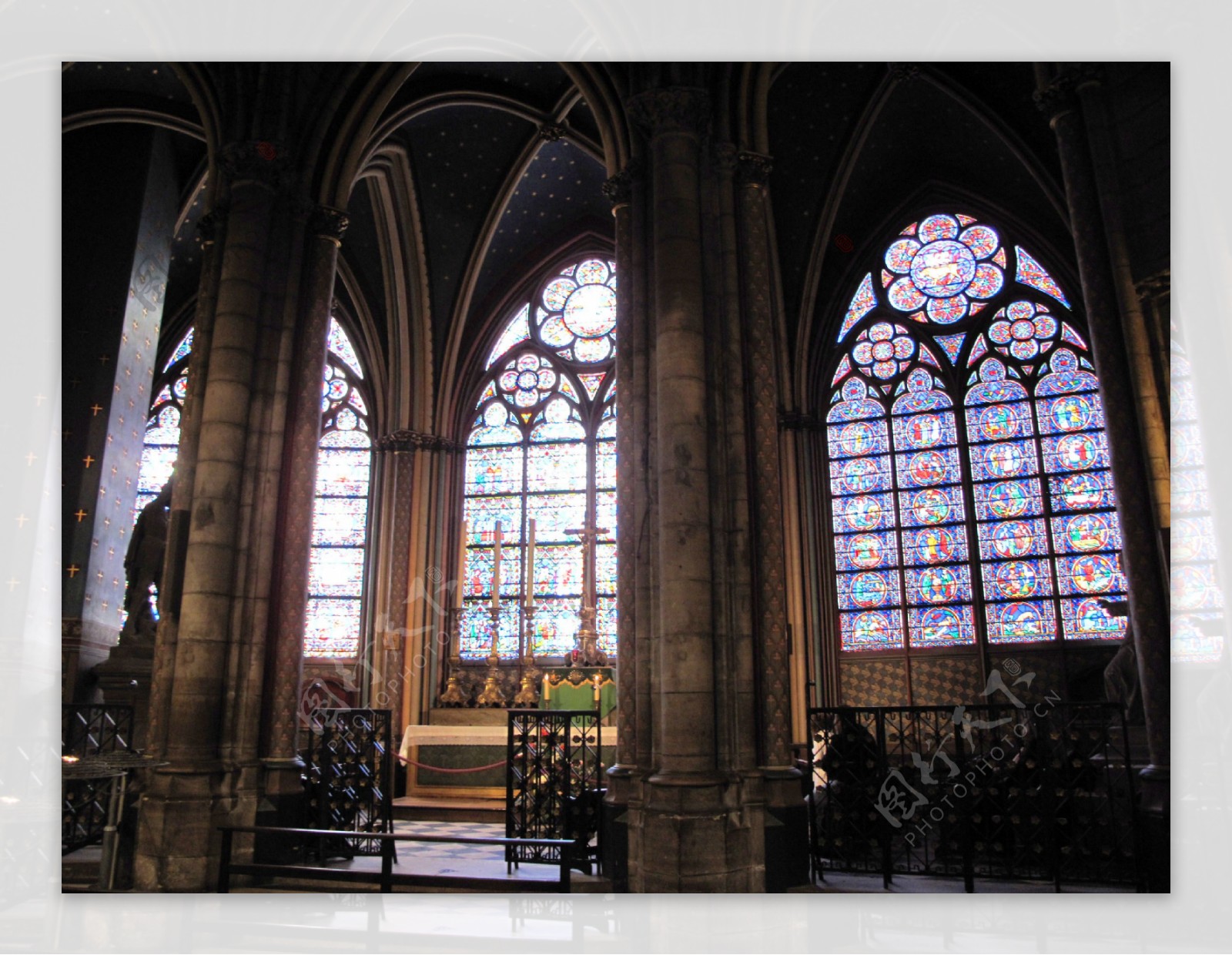 巴黎圣母院内花窗图片