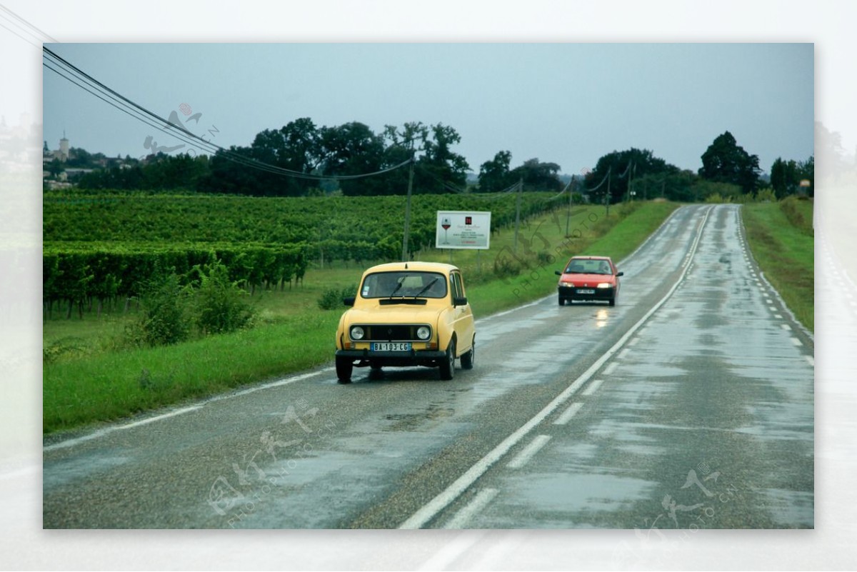 雨后法国乡村公路图片