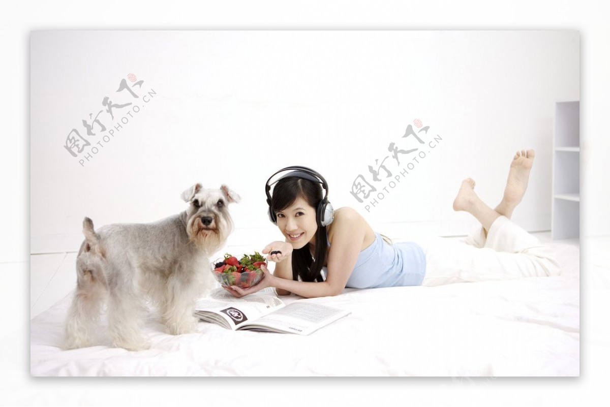 女孩和狗图片