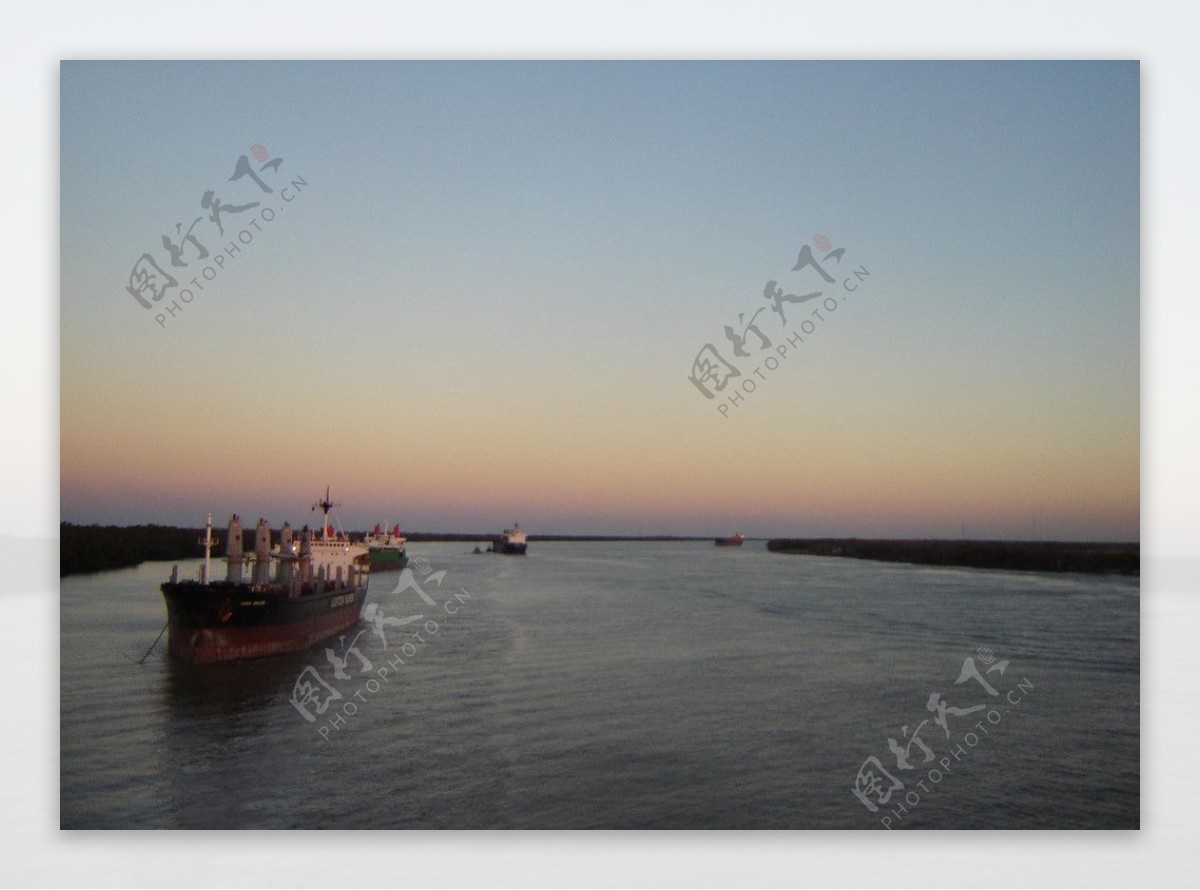 轮船在巴拿马运河锚泊图片