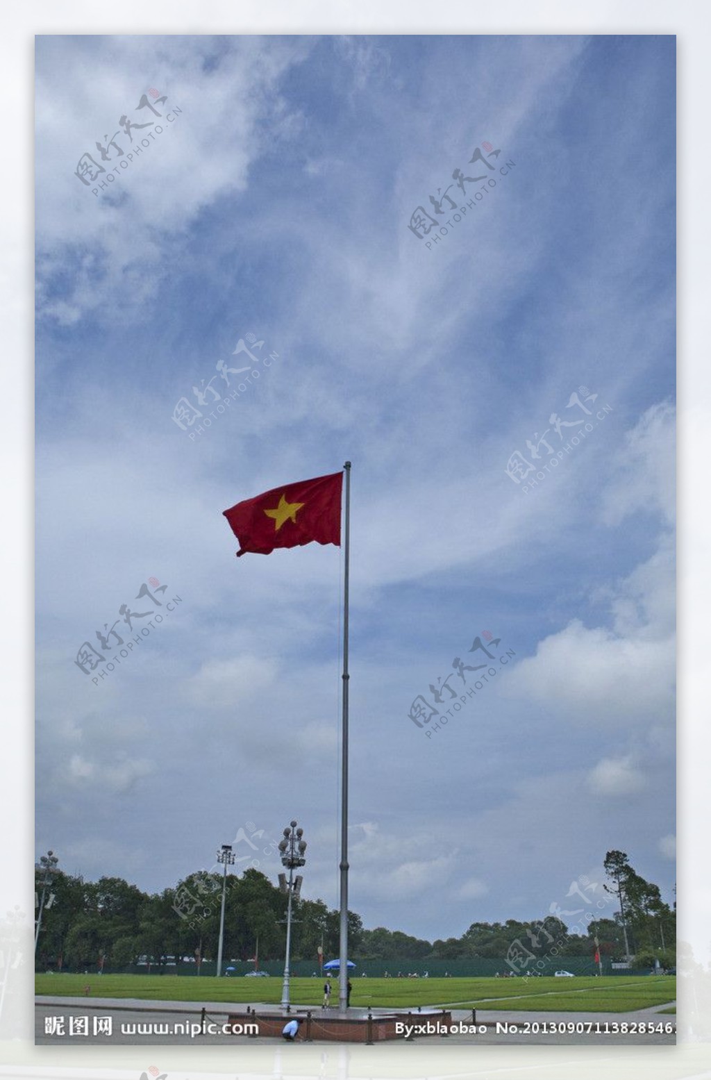 巴亭广场红旗飘飘图片