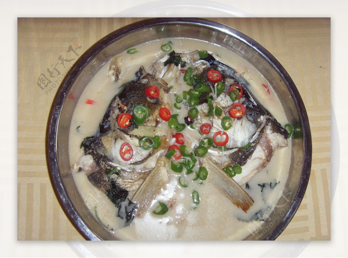青椒紫苏煮鱼头王图片